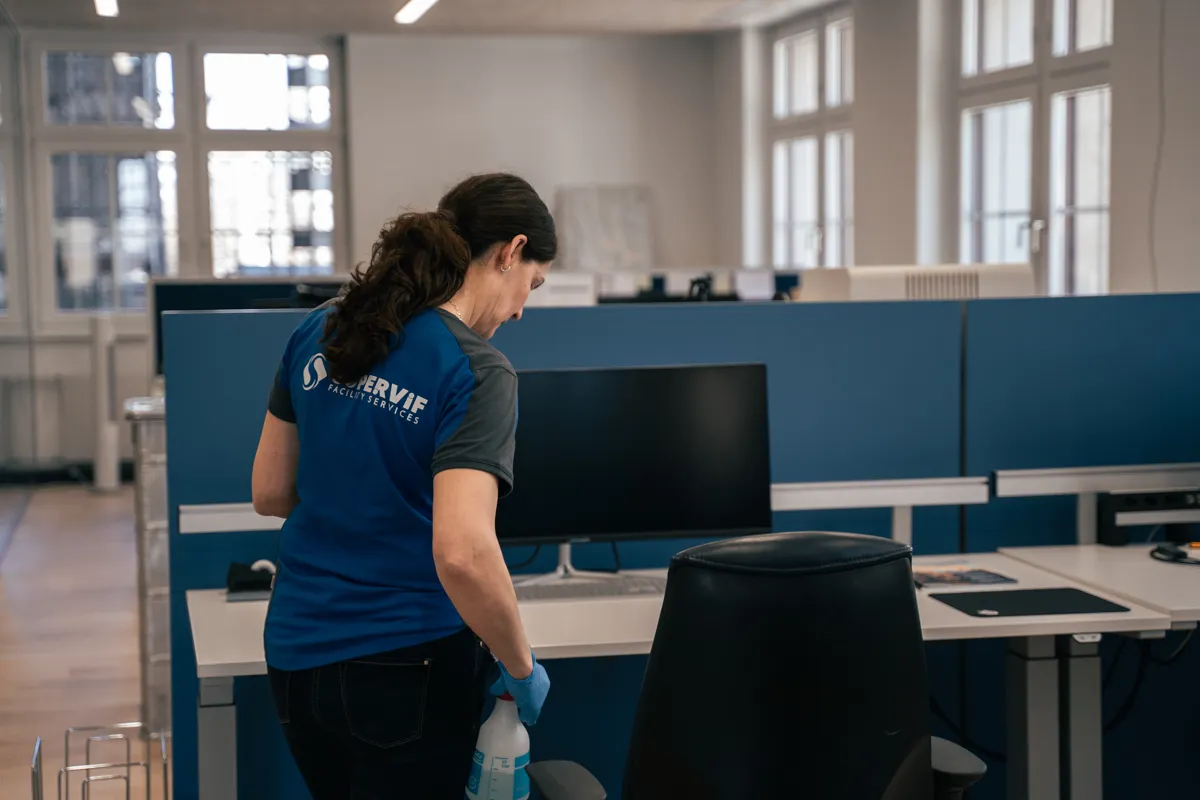 mitarbeiter reinigt büro in zürich