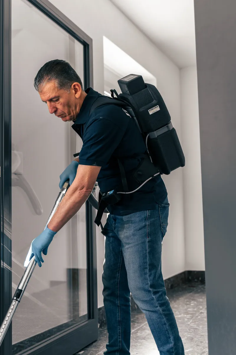 mitarbeiter reingit treppenhaus