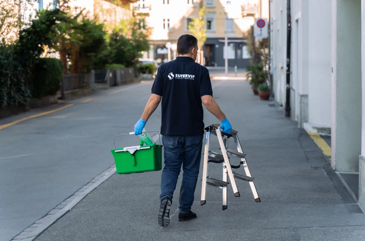 reinigungsdienst in opfikon bei der arbeit
