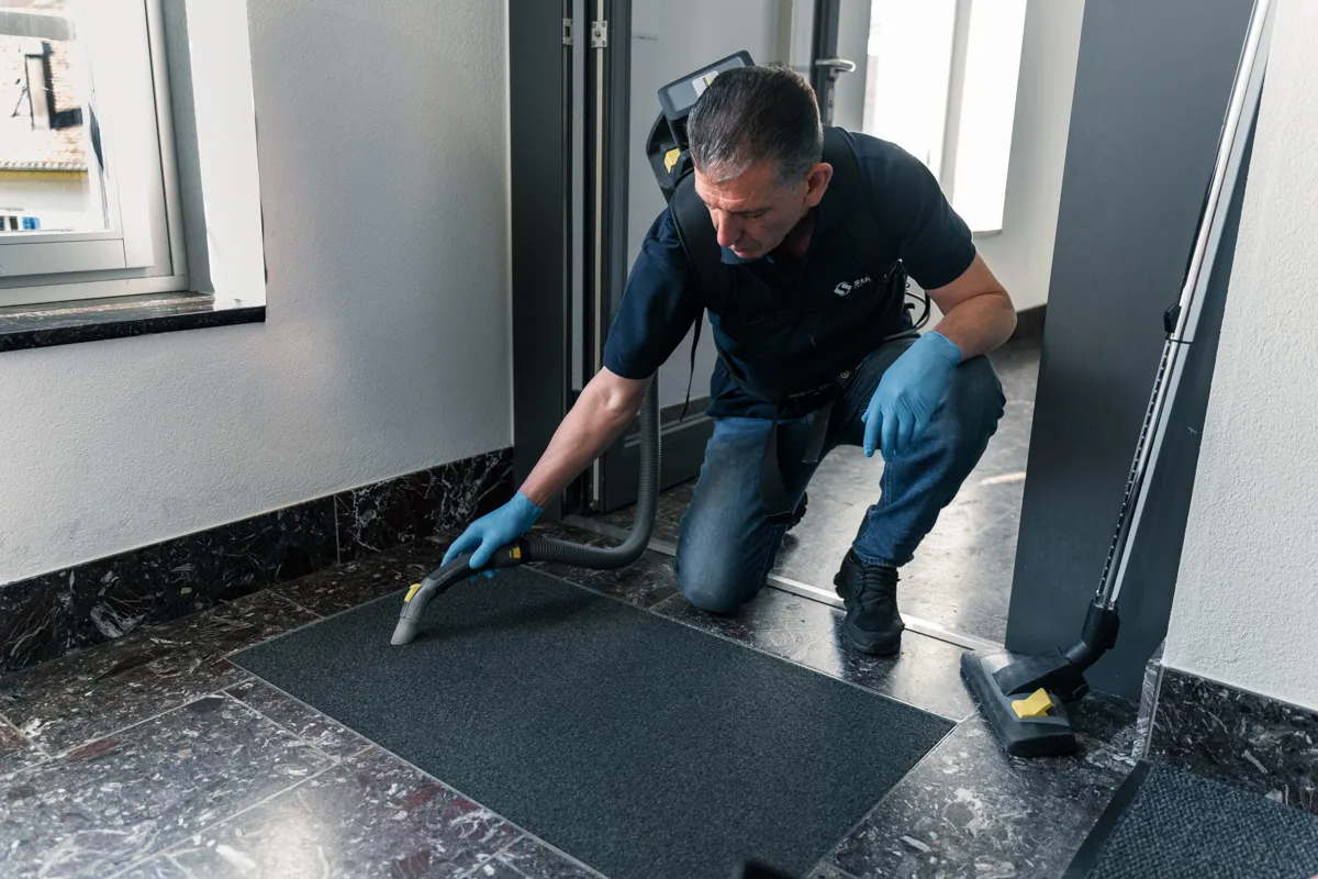 Staubsaugen im hauseingang