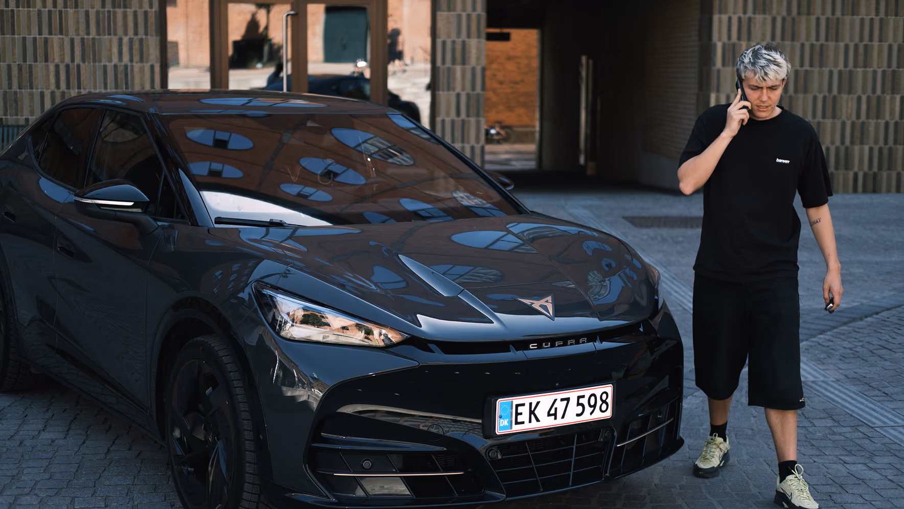 Rasmus foran CUPRA bil
