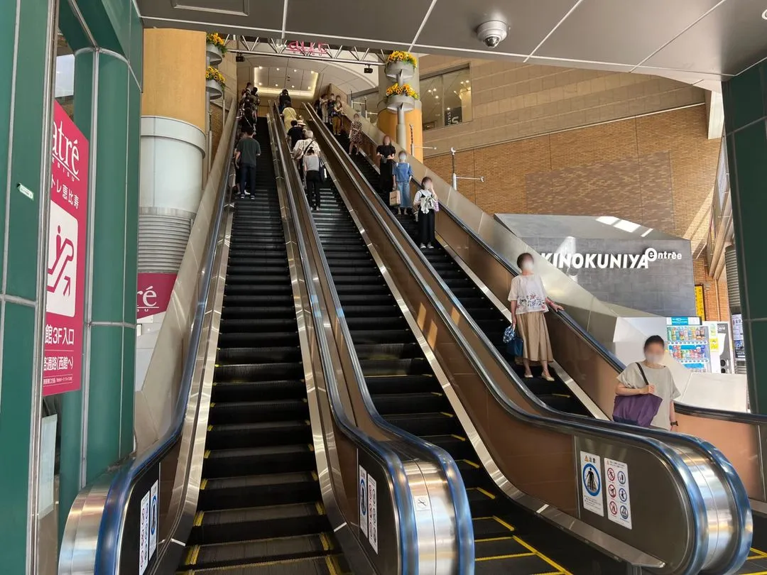 トーチクリニックまでのアクセス4 アトレ恵比寿エスカレーターの様子