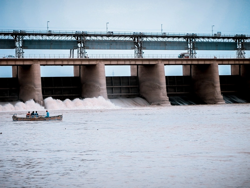 Una presa de hormigón con agua que fluye por debajo