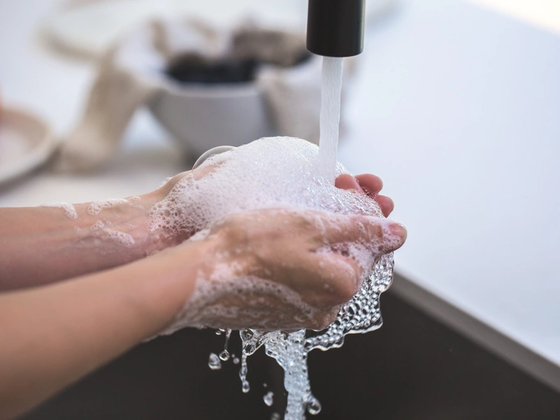 Lavarse las manos con jabón y agua corriente, lo que produce una cantidad generosa de espuma y burbujas.