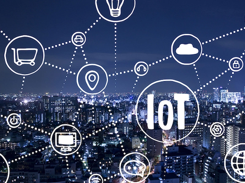 Horizonte de la ciudad por la noche con iconos de IoT interconectados
