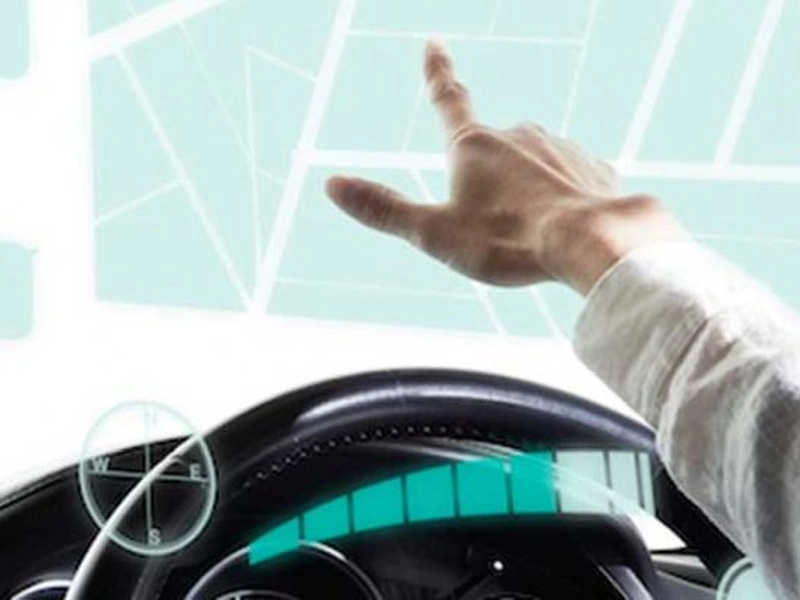 Una persona interactúa con un mapa táctil futurista