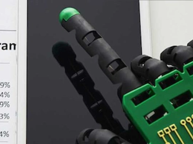 Mano robótica con componentes negros y verdes