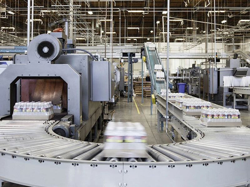 Una fábrica de fabricación de bebidas con cintas transportadoras