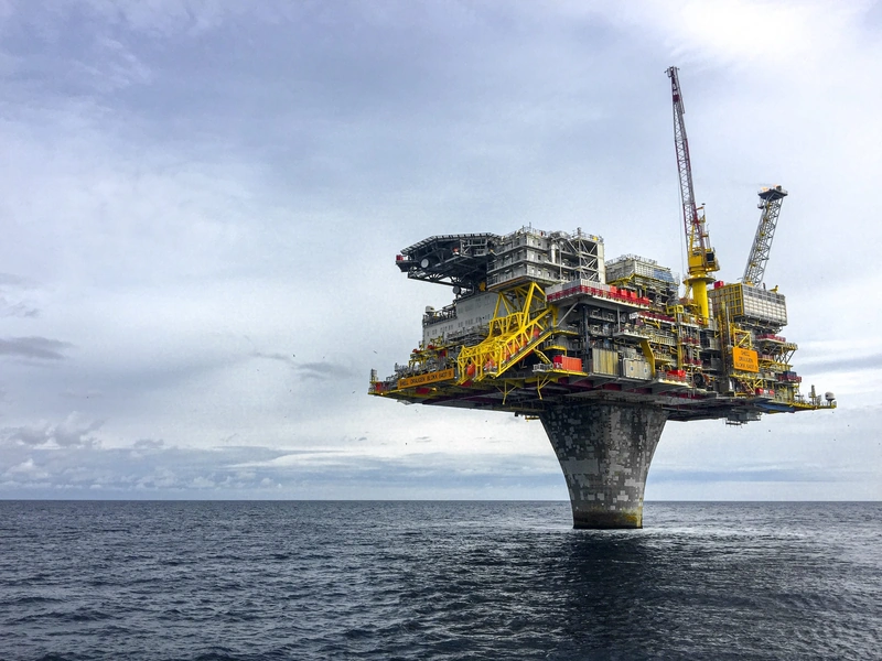Plataforma petrolífera en alta mar en una sola columna, con grúas y equipos.