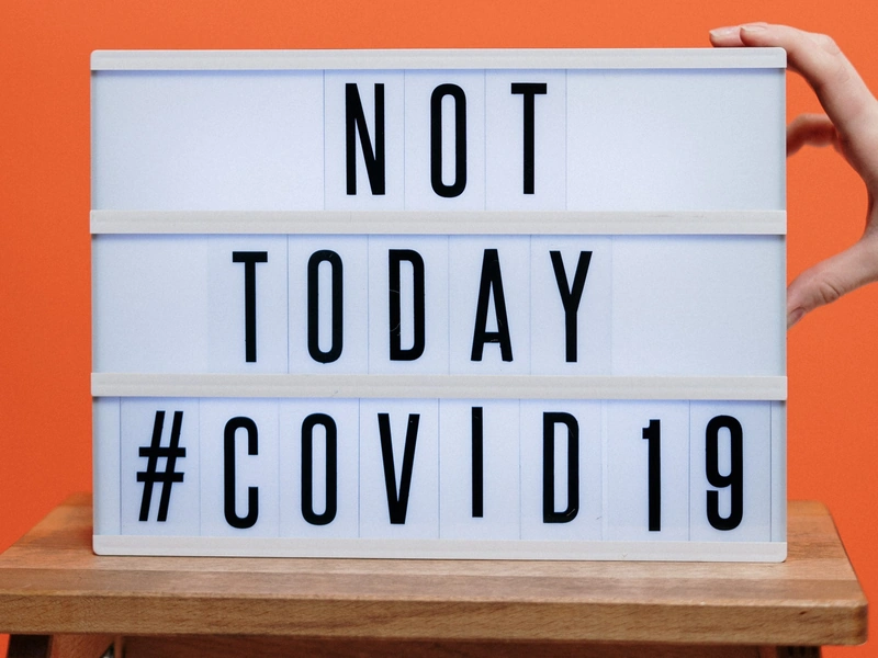 Cartel Lightbox con el mensaje «NOT TODAY #COVID19" sobre un fondo naranja.