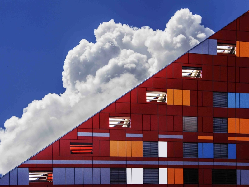 Edificio moderno con forma geométrica colorida.