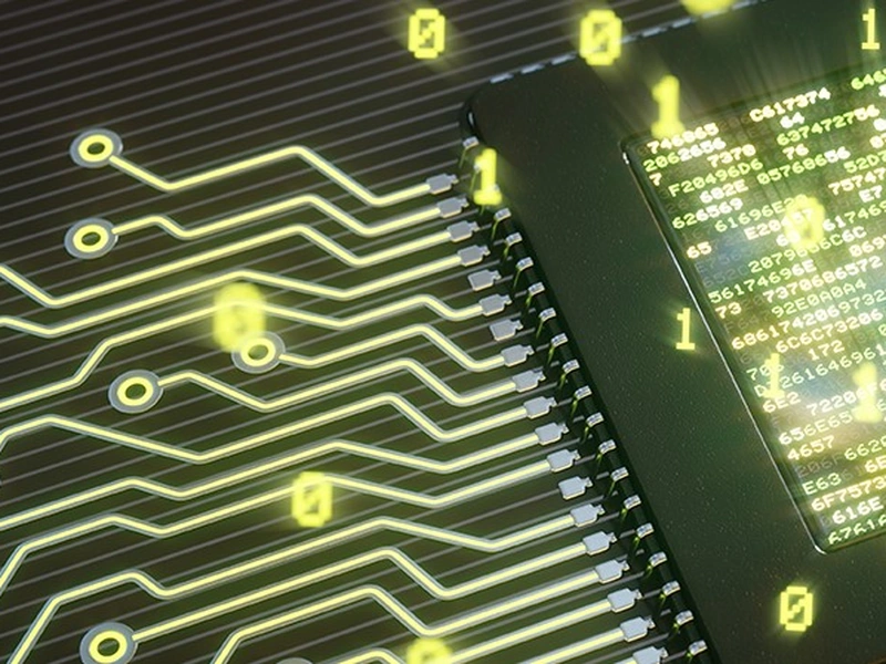 Primer plano de una placa de circuito de computadora con código binario brillante y vías electrónicas.