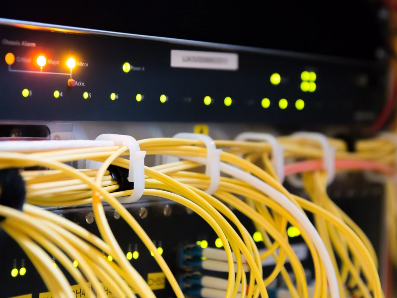 Primer plano de un servidor de red con cables amarillos.