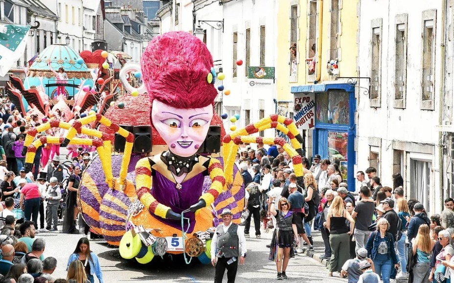 Cavalcade a l'ouest, carnaval de Scaer 2025 patrimoine Culturel Immatériel