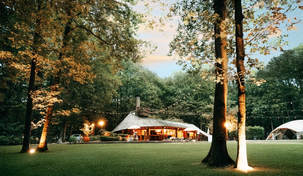 Pavillon en bois courbé du Domaine de la Roche Couloir au cœur de la forêt de Chevreuse