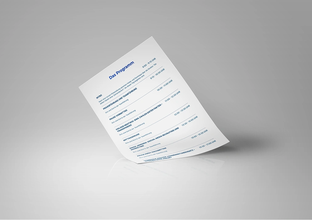 Flyer mit dem Tagesprogramm eines Events mit Zeitangaben von 9:00 bis 17:00 Uhr auf grauem Hintergrund.