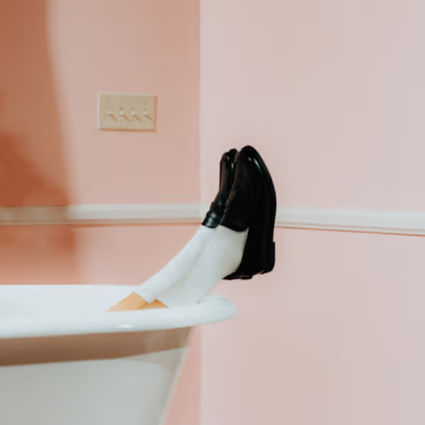 Nogi wystające z wanny, które prezentują odpoczynek i oderwanie się od obowiązków