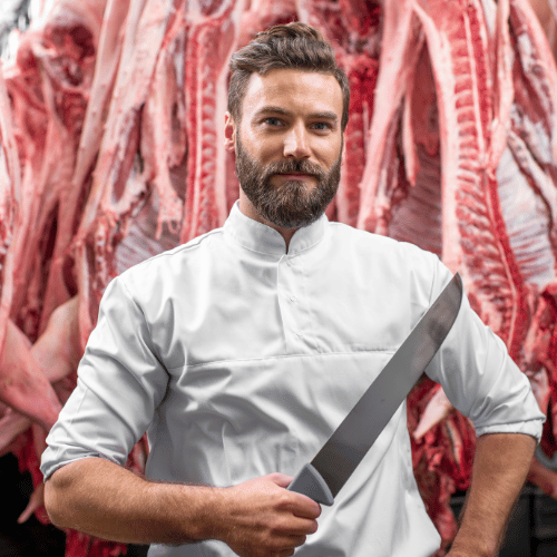 Bouchers en intérim travaillant dans un rayon boucherie d’hypermarché