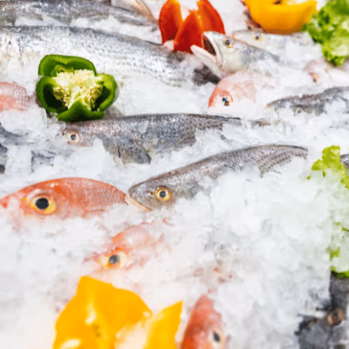 Rayon boucherie en supermarché avec boucher en intérim en service