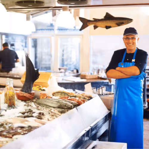 Bouchers en intérim travaillant dans un rayon boucherie d’hypermarché