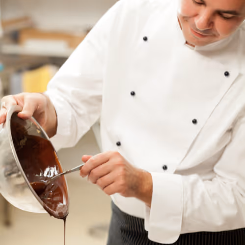 Décoration de pâtisseries par un pâtissier expérimenté