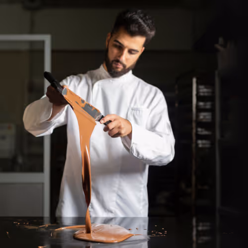 Bouchers en intérim travaillant dans un rayon boucherie d’hypermarché