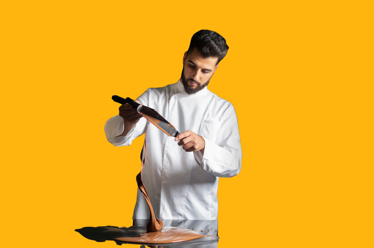 Boucher en intérim respectant les règles d’hygiène en laboratoire de découpe