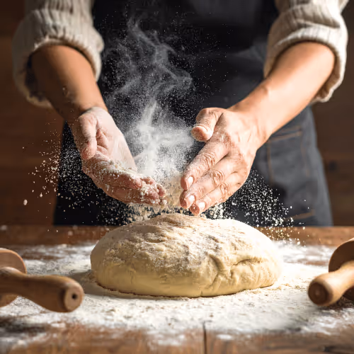 Boucher en intérim réalisant la découpe de viande en atelier de préparation