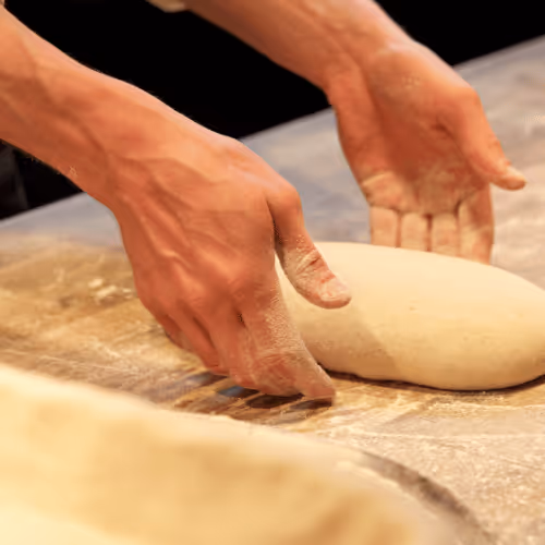 Boucher en intérim découpant de la viande en grande surface pendant une mission