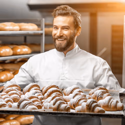 Bouchers en intérim travaillant dans un rayon boucherie d’hypermarché