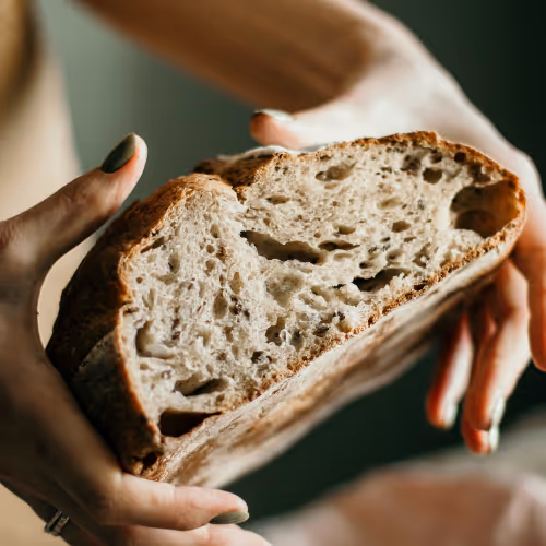 Rayon boucherie en supermarché avec boucher en intérim en service