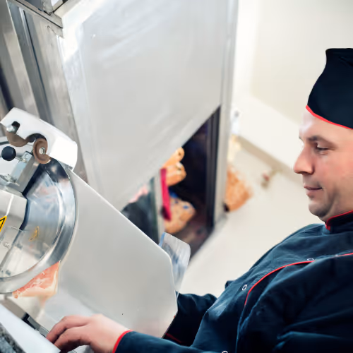 Mise en barquette de charcuterie par un charcutier en supermarché