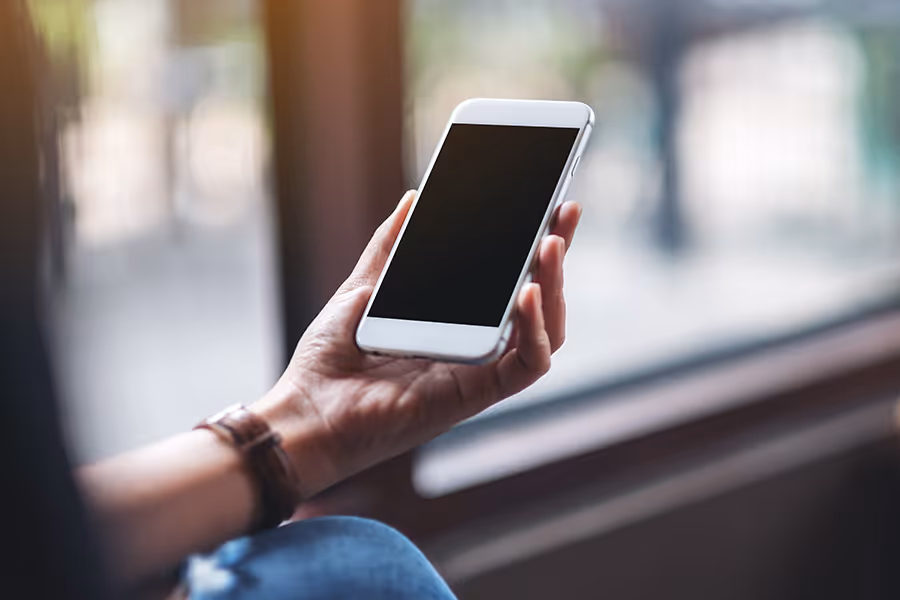 Person hält ein Smartphone in der Hand