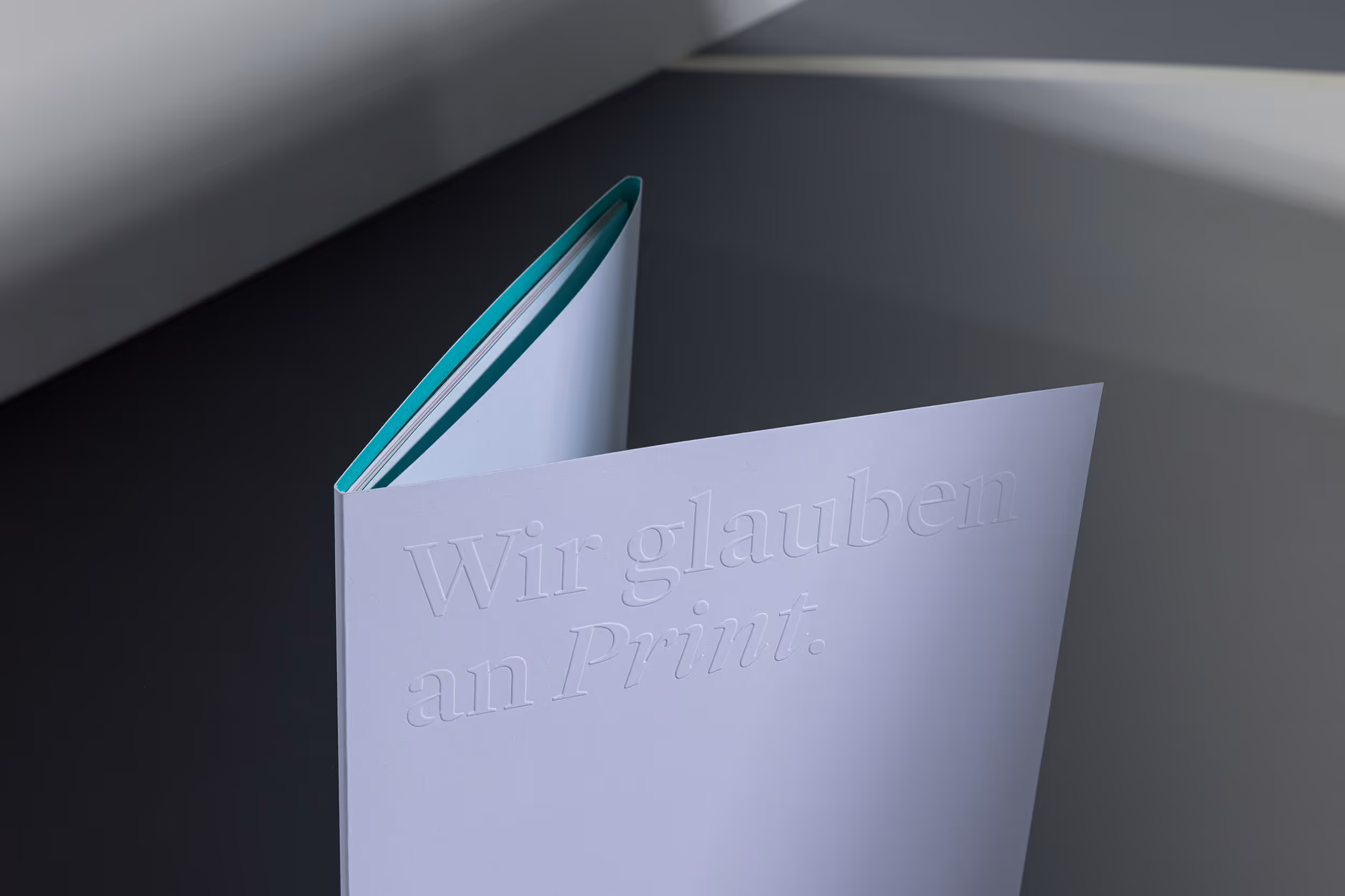 Aufgeklappte, weissfarbene Dokumentenmappe mit Blindprägung für Jordi AG