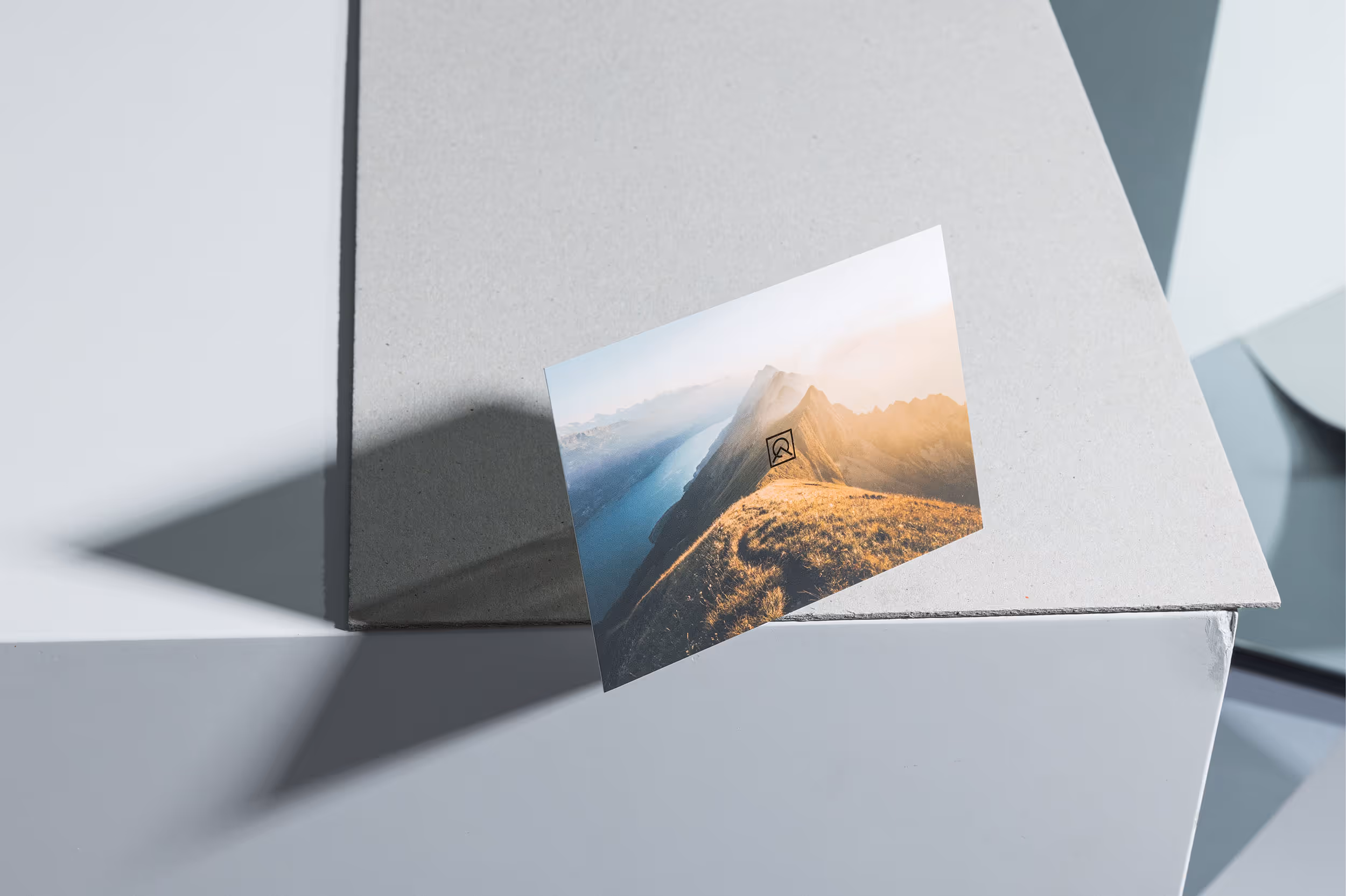 Postkarte mit Berglandschaft und Logo in Goldfolienprägung für Kai Grossmann Photography