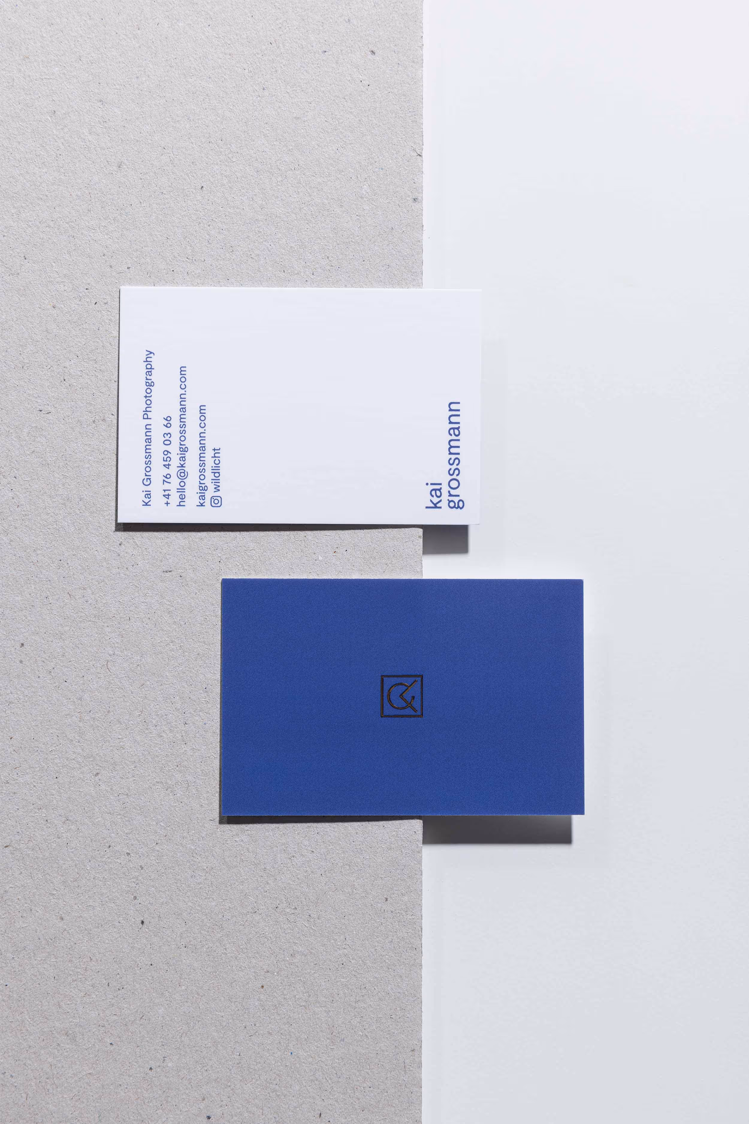 Vorder- und Rückseite der Visitenkarte mit Goldfolienprägung für Kai Grossmann Photography
