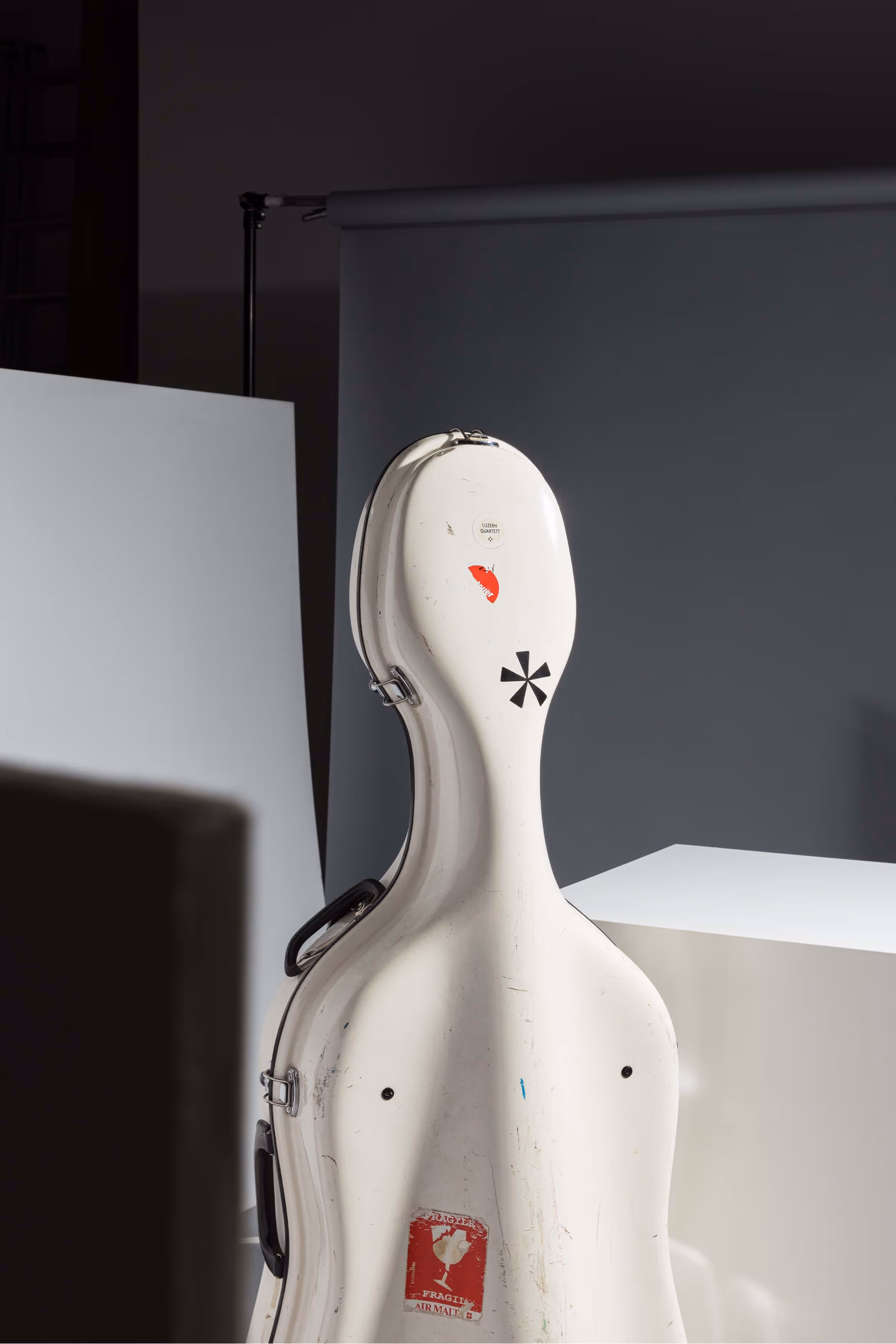 Weisser Instrumentenkasten aus Kunststoff, beklebt mit verschiedenen Aufklebern
