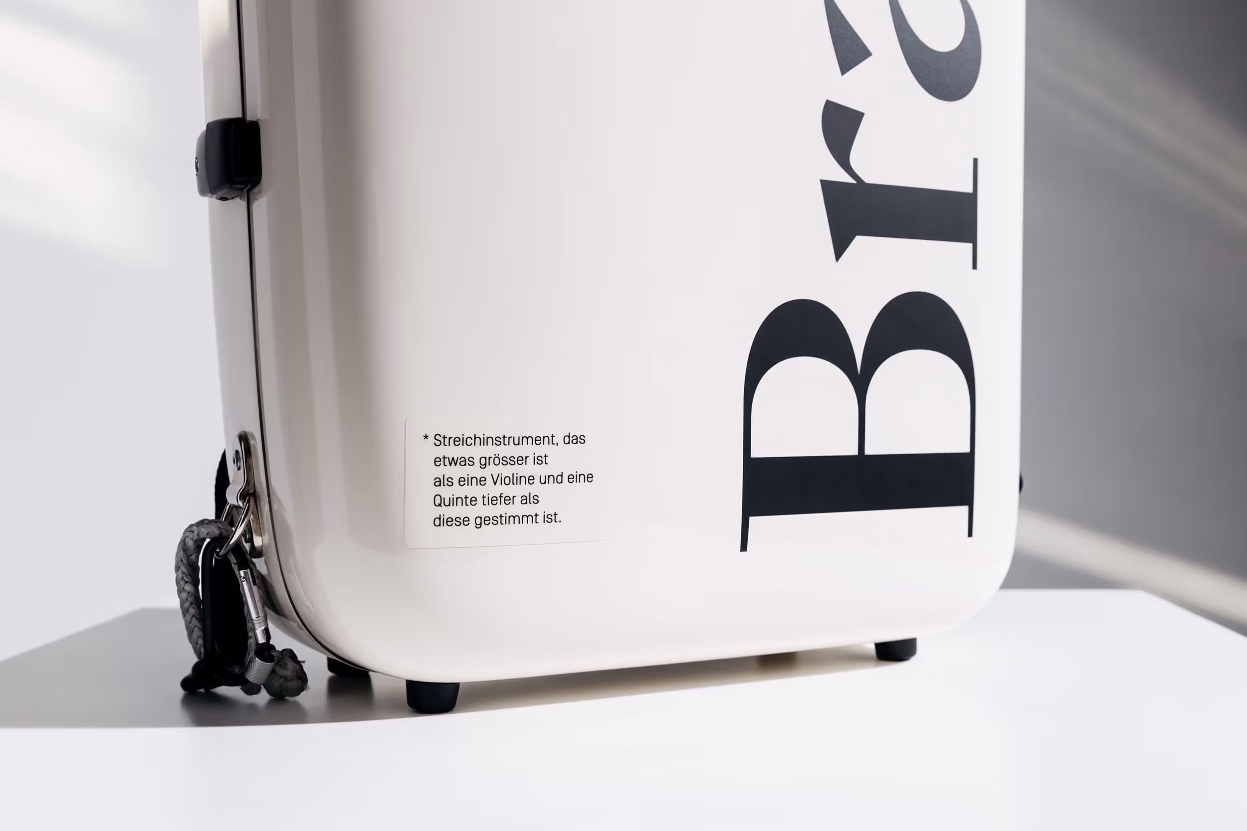 Detailaufnahme des mit schwarzer Typografie beklebten Instrumentkastens für das Geigenbauatelier Schutter Widmer