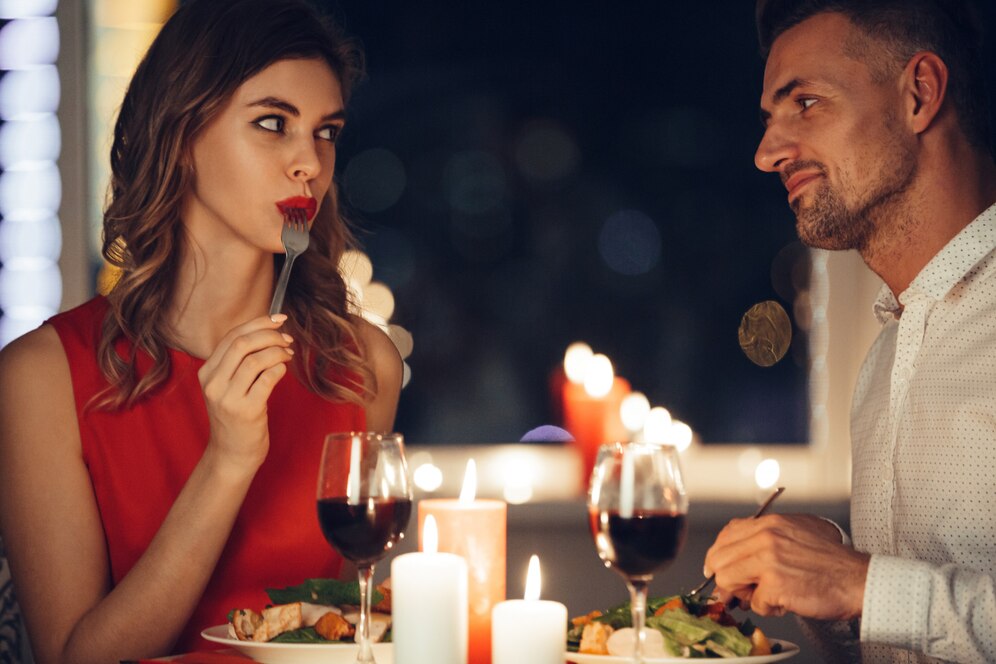 couple enjoying dessert for their first date