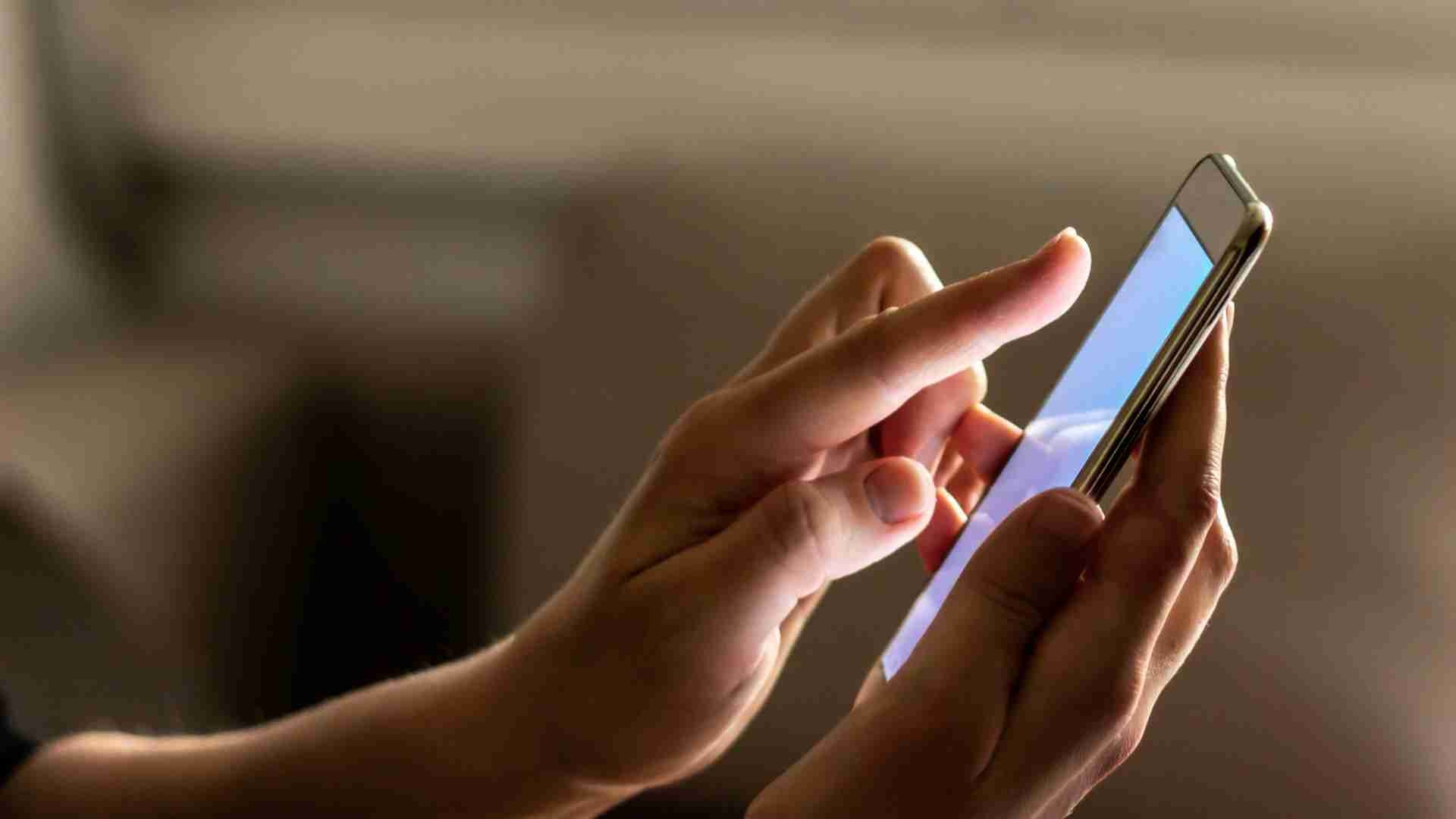 Hands scrolling on a smartphone, reflecting user interaction with the Instagram algorithm.