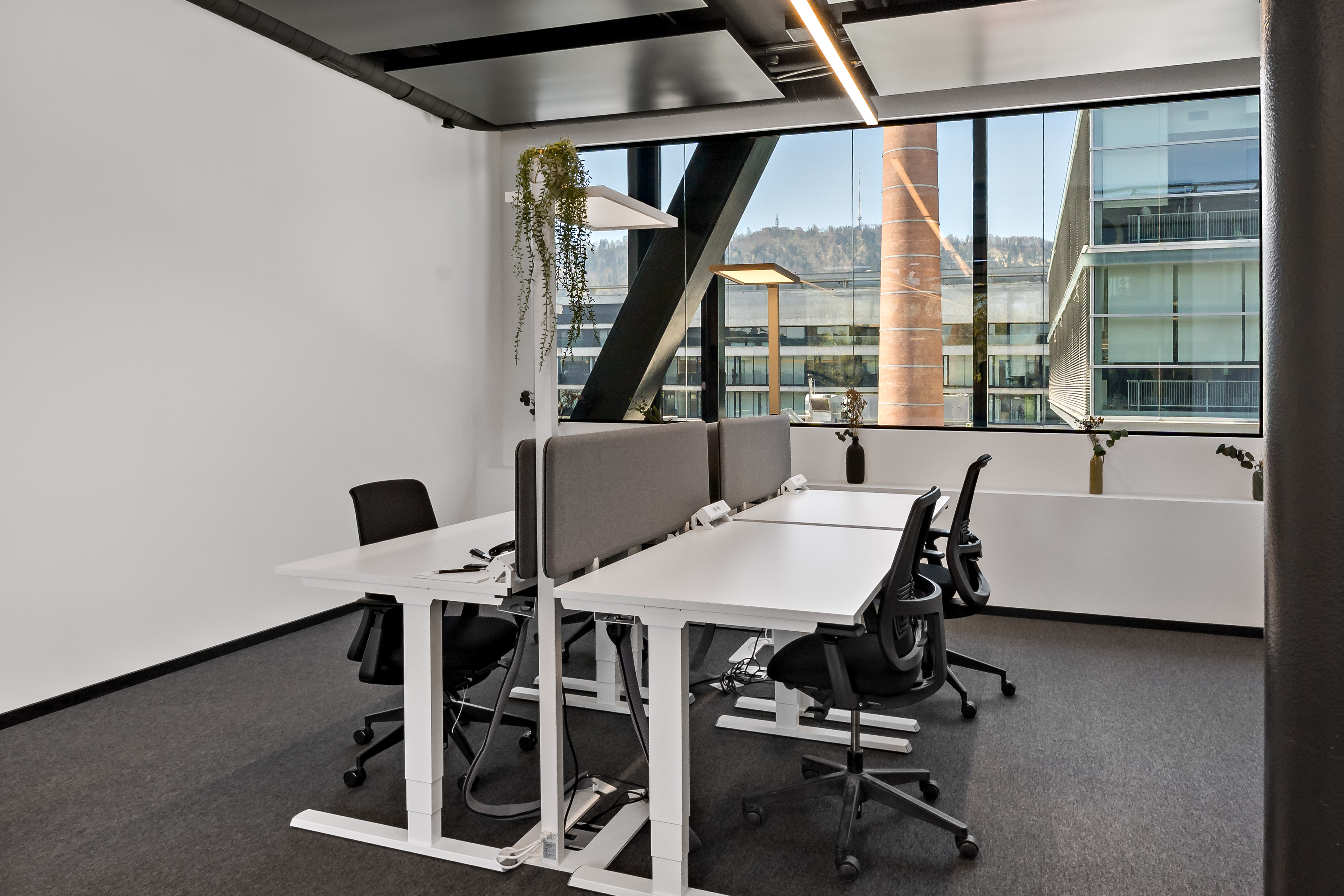 Voll ausgestattetes Team Office für 2 Personen mit ergonomischen Arbeitsplätzen und viel Tageslicht