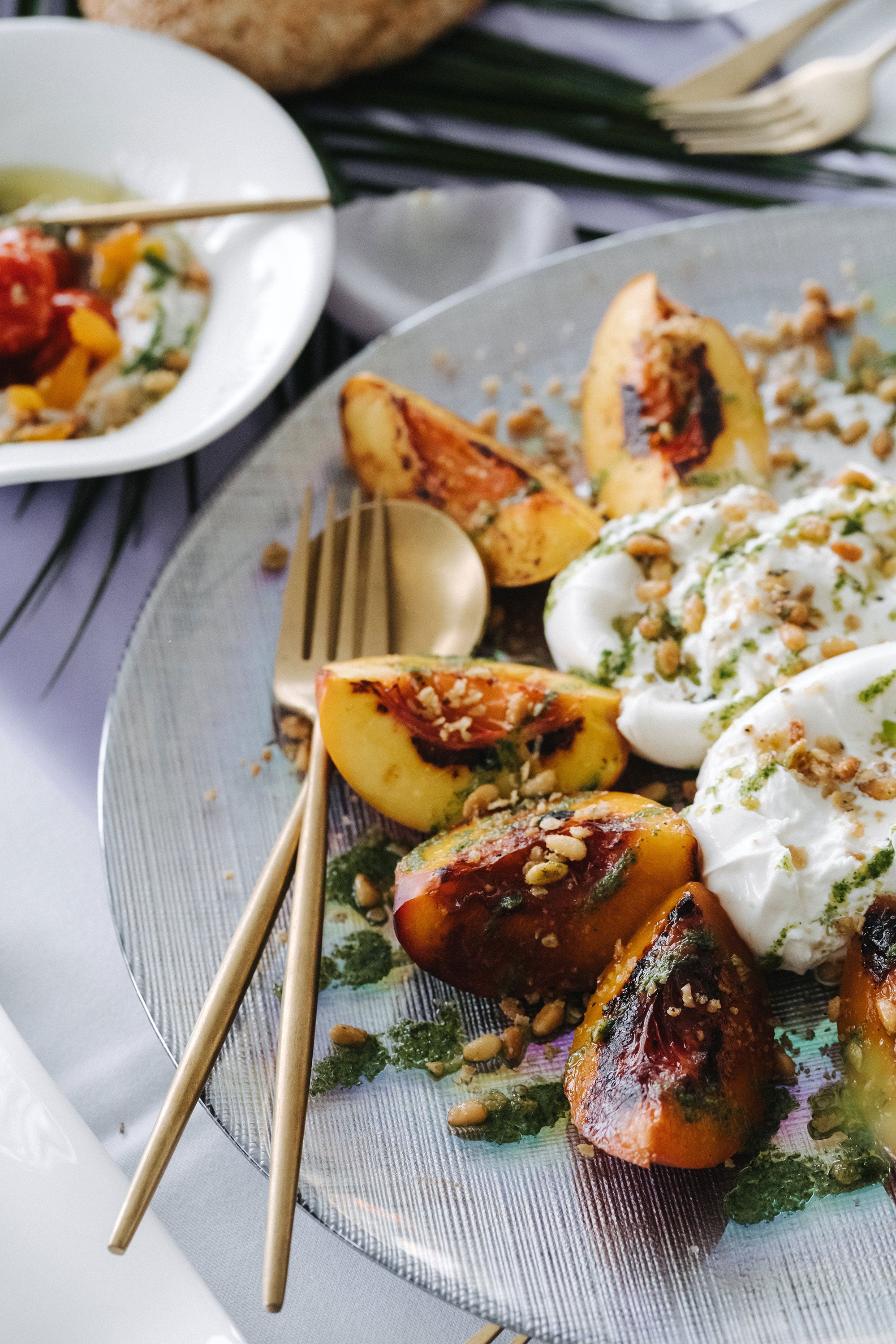 Ein Brautpaar steigt gerade in ein Boot