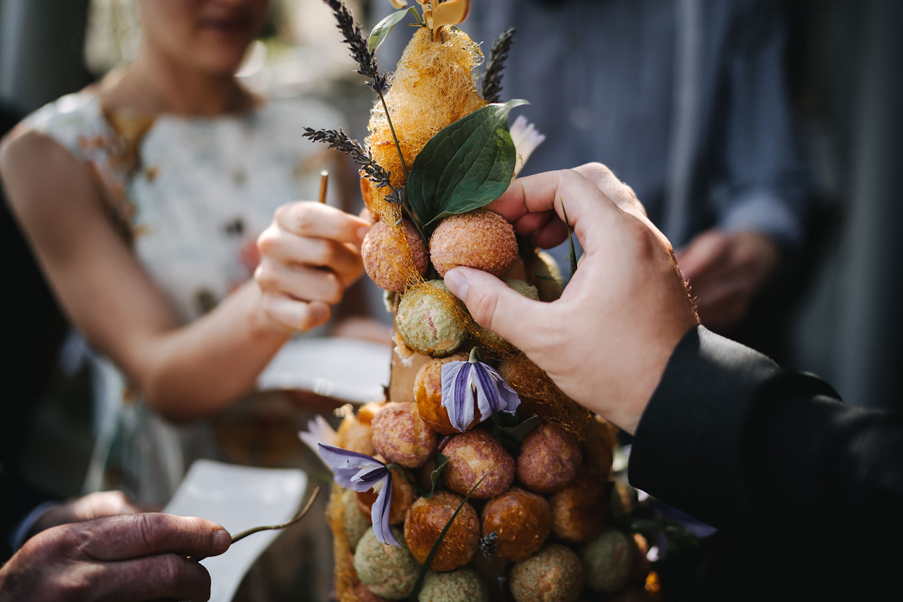 Ein gedeckter und geschmückter Esstisch