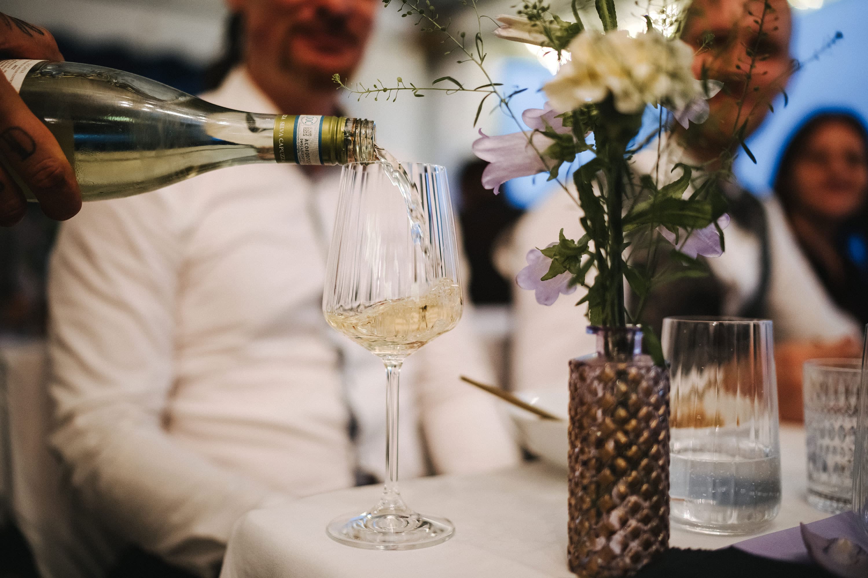 Ein Mann im blauen Anzug telefoniert auf dem Steg