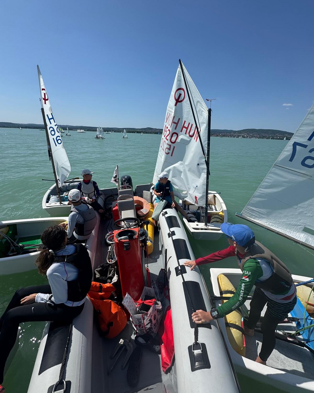 Kép az asztalokról a vendéglőben