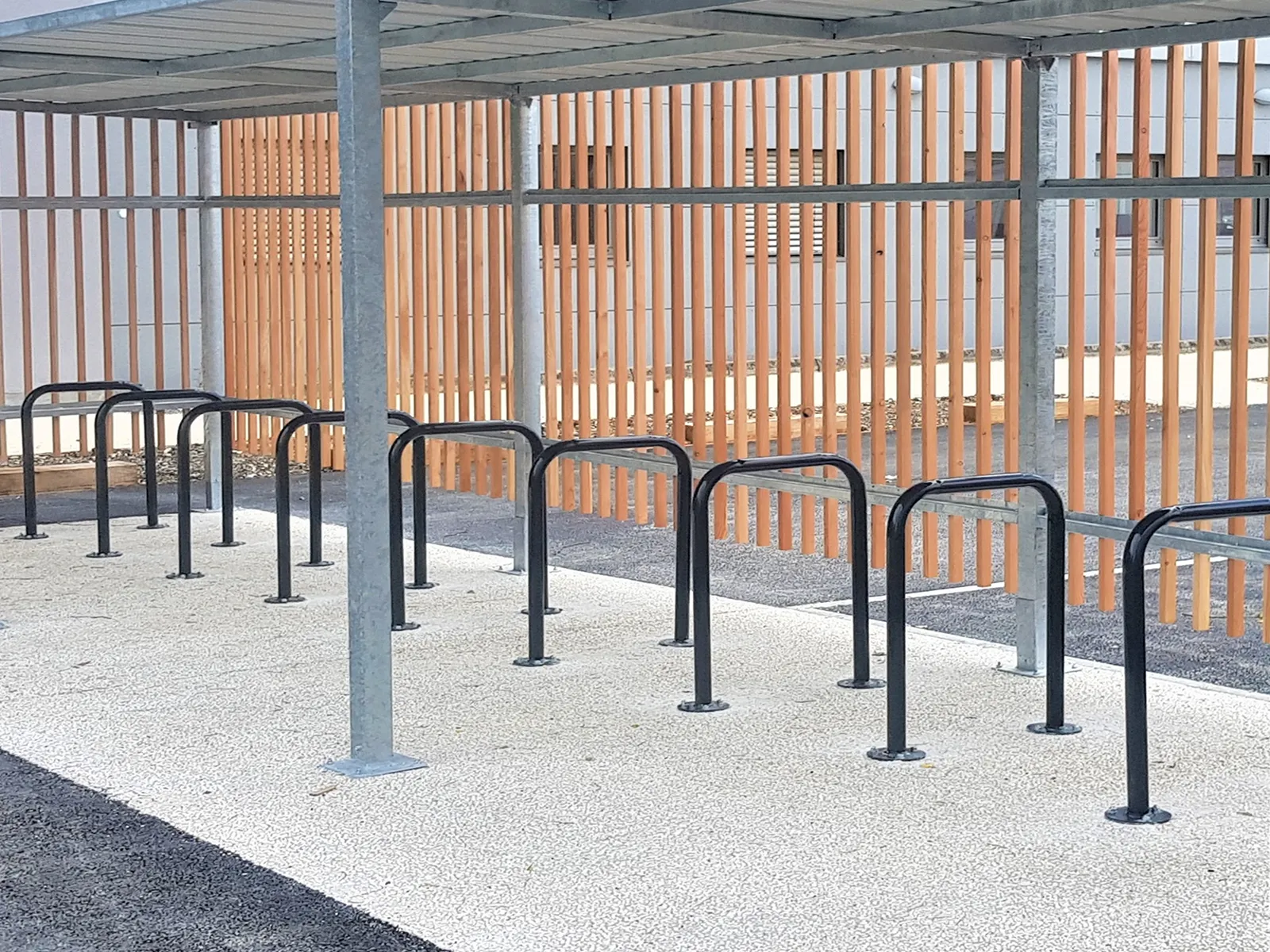 arceau velo à sceller et sécurisé dans un abri vélo