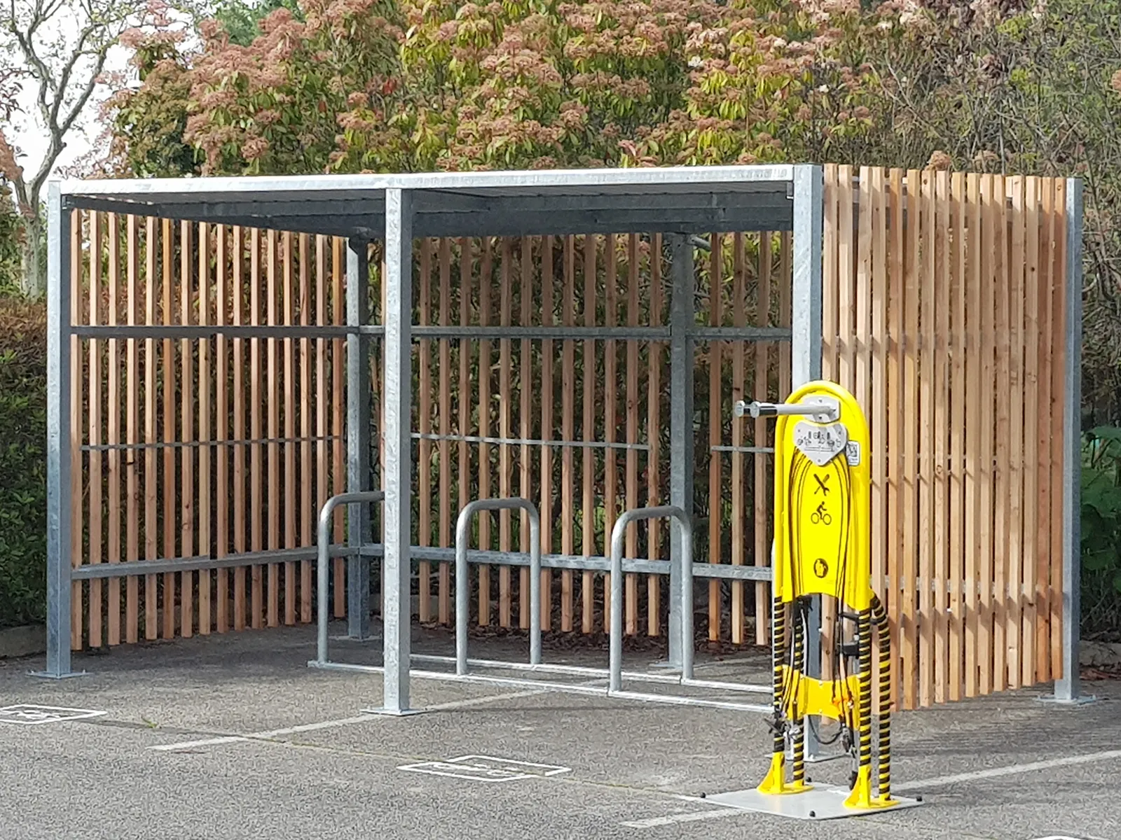 rack à vélo sécurisé dans un abri vélo axinov