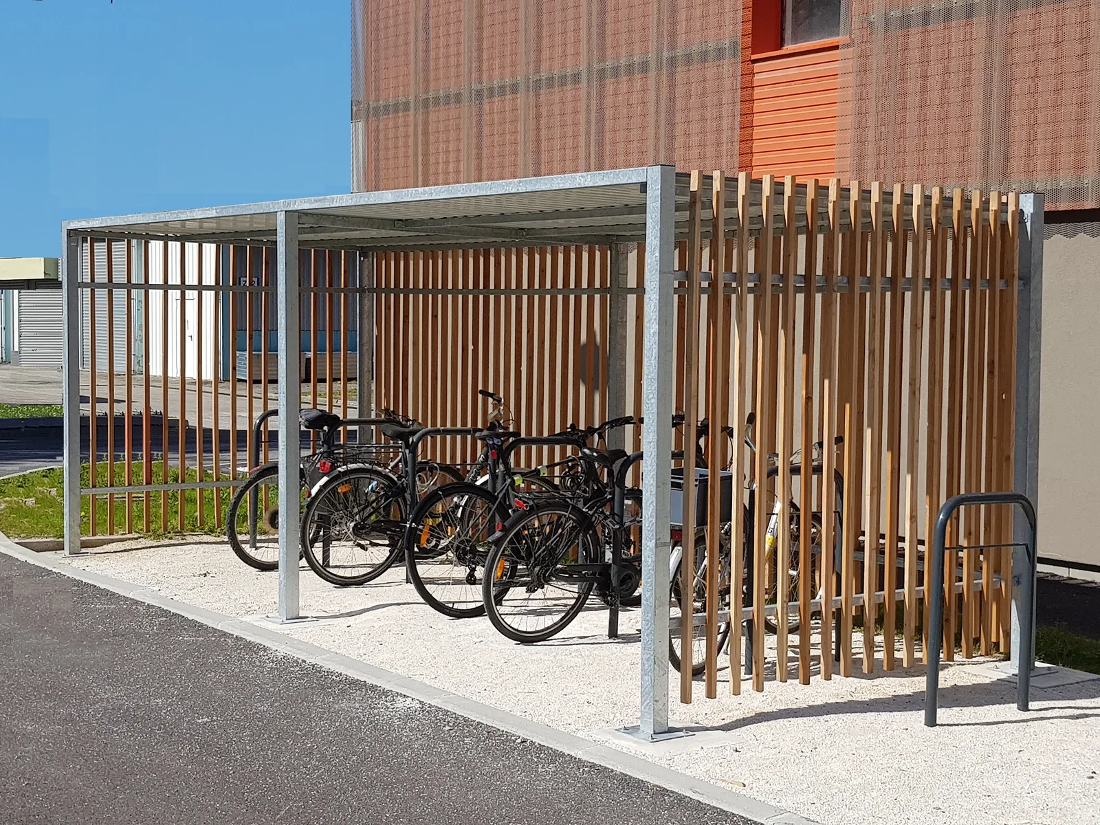 abri vélo en bois moderne fabriqué par Axinov