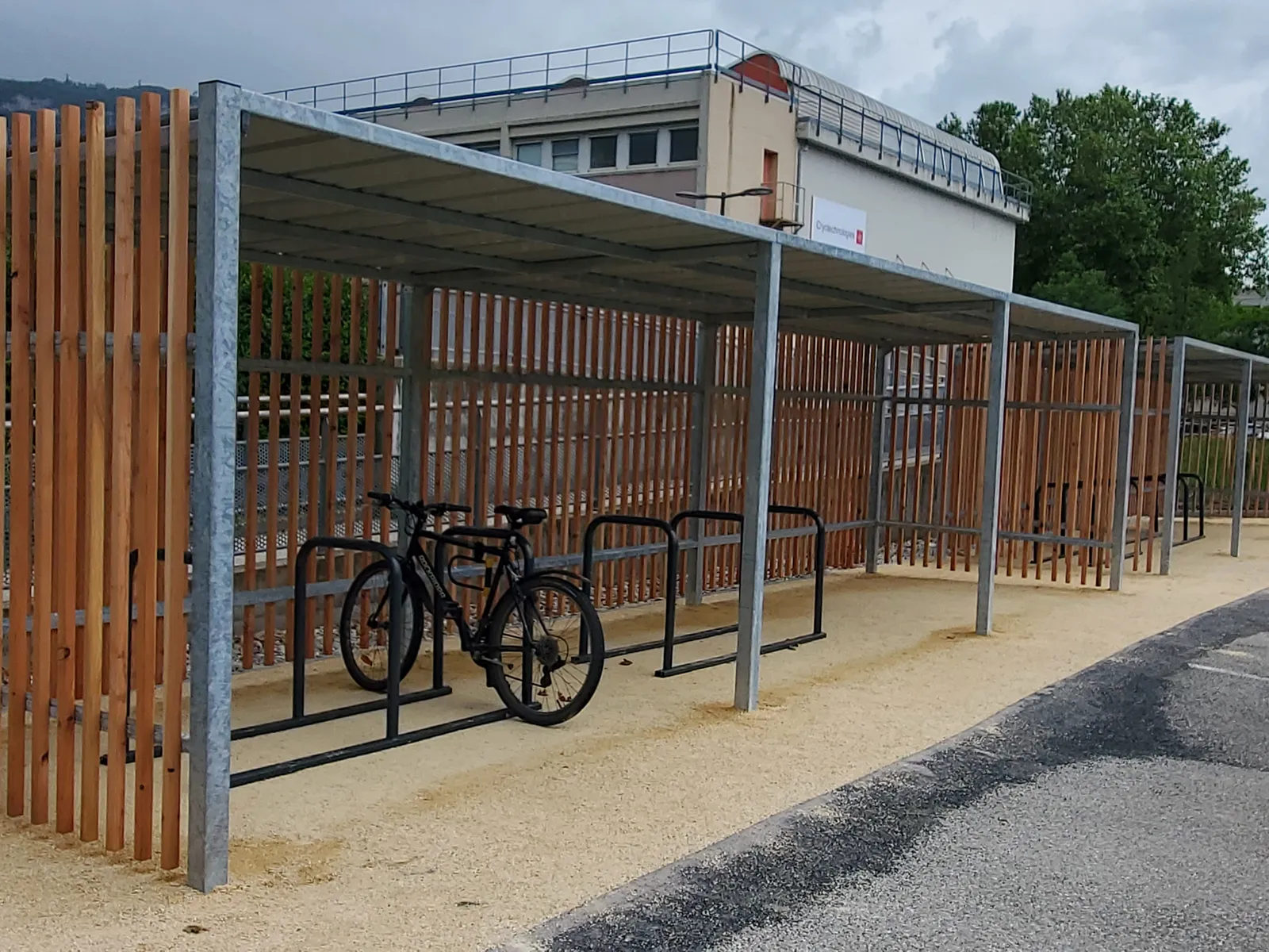 abri velo bois naturel pour parking vélo extérieur