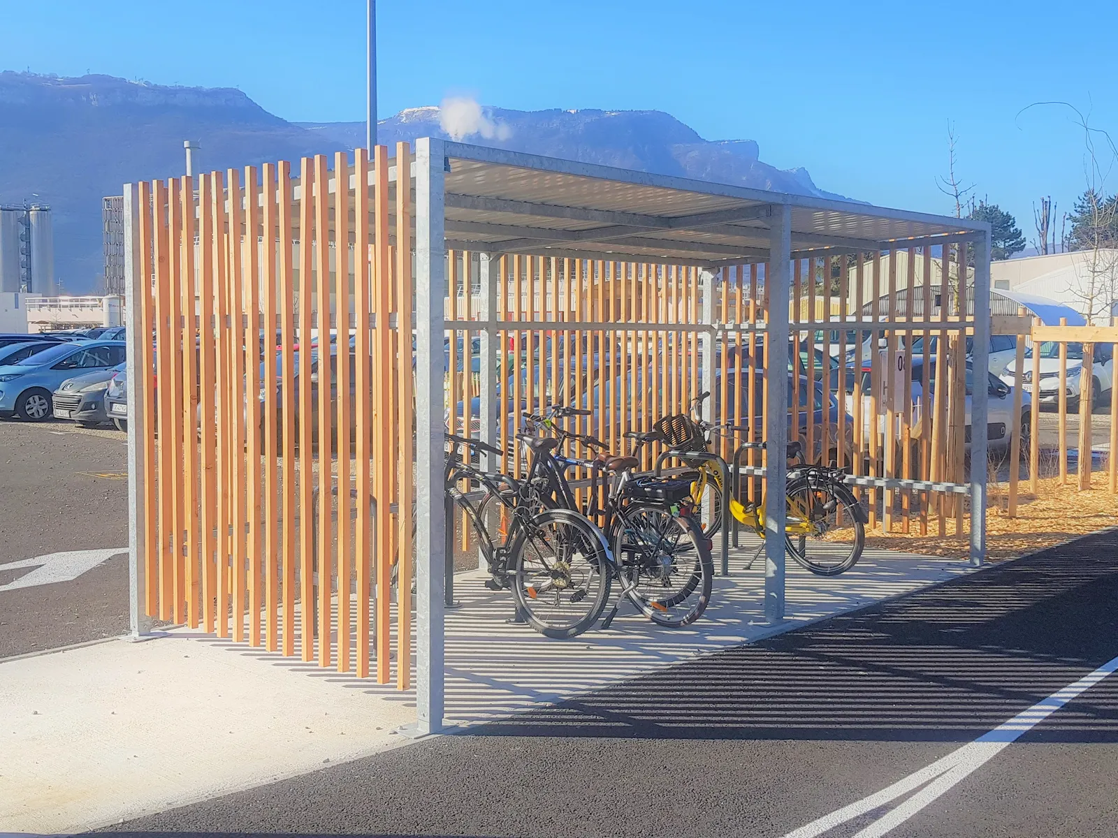 abri pour vélo résistant en bois traité